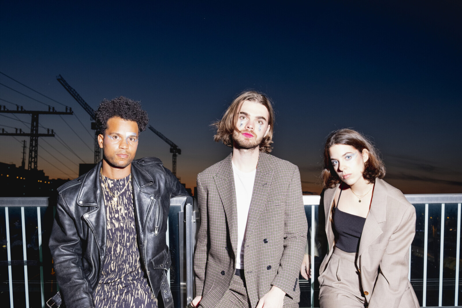 Das Trio kombiniert Indie-Pop mit HipHop in ihrer Musik.