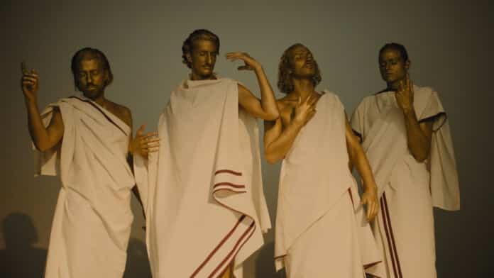 Still: Rikas – Superstitious (Offizielles Video)